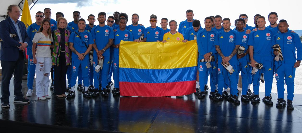Los jugadores de la Selección y el Presidente Gustavo Petro.