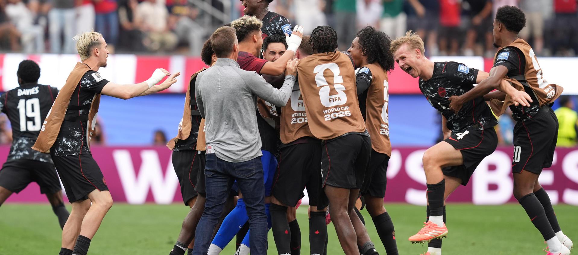 Jugadores de Canadá celebran el gol del triunfo