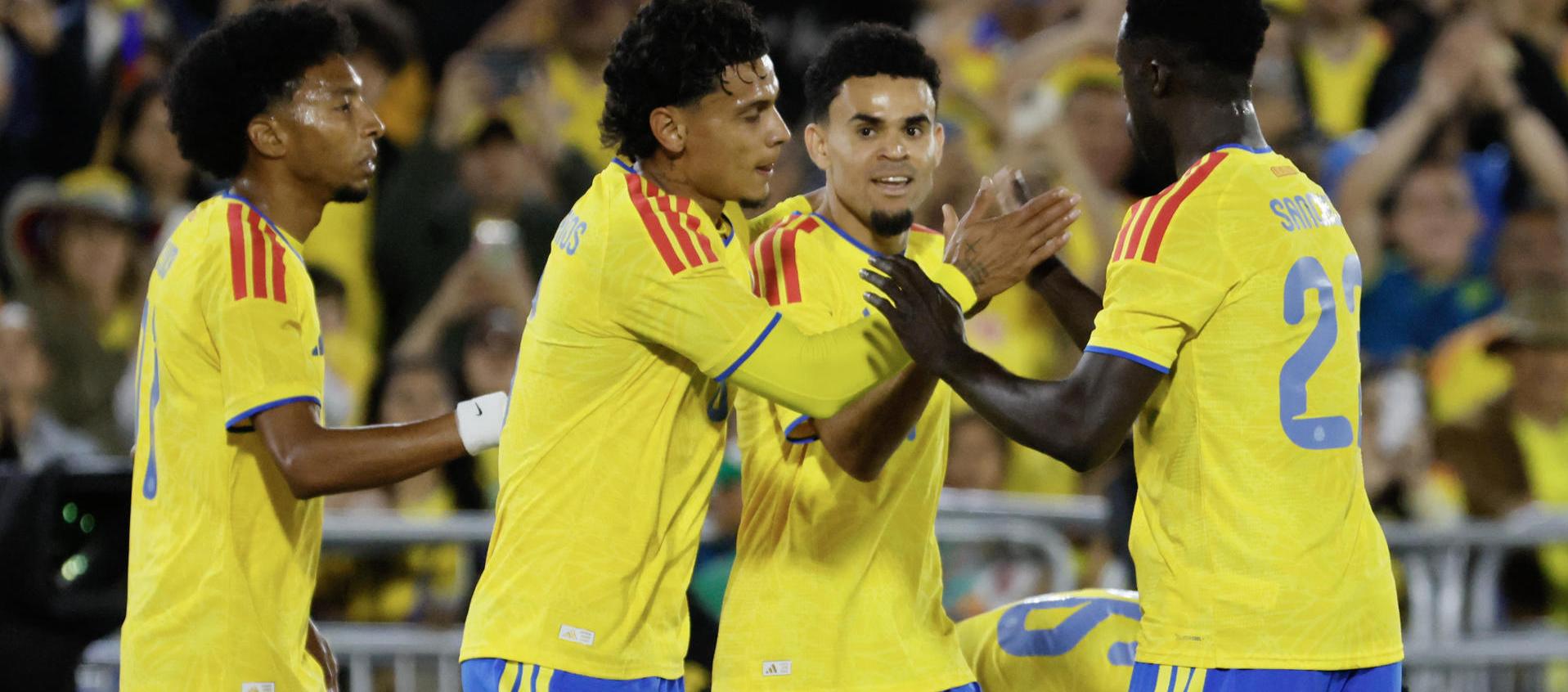 Jugadores de Colombia celebran el segundo gol