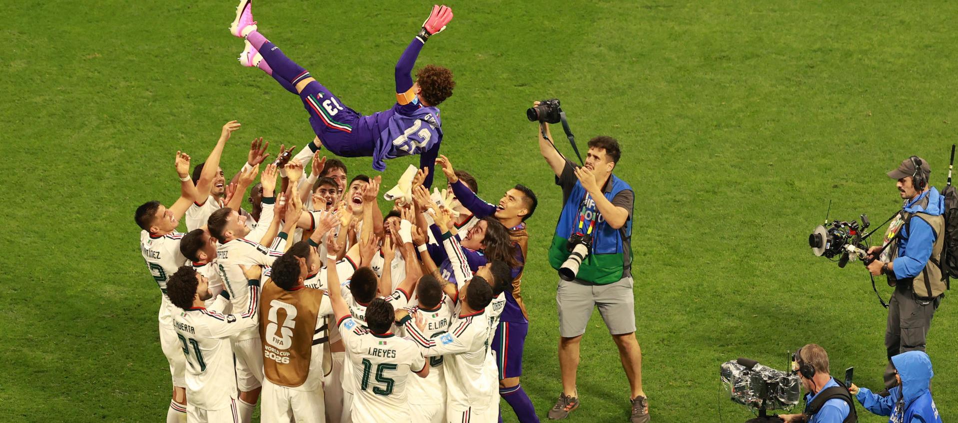 Jugadores de México celebrando