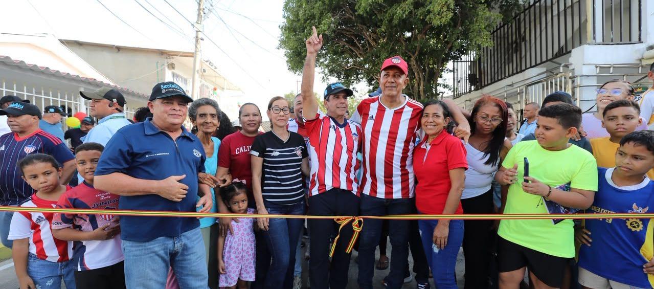 Alcalde Alejandro Char durante la entrega de las vías pavimentadas. 