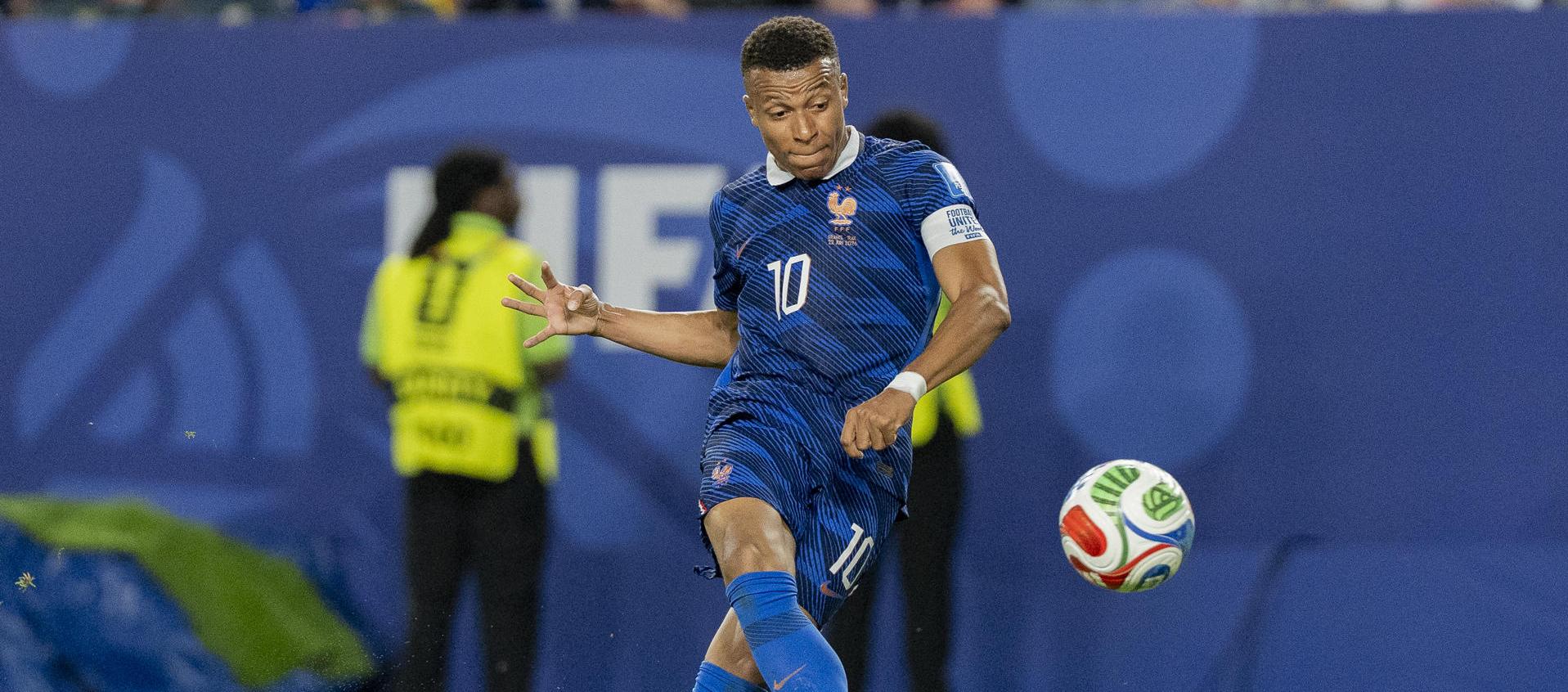 Kylian Mbappé patea para anotar un gol este lunes en un partido ante Irak