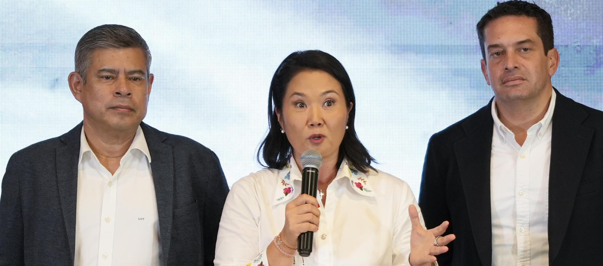 La candidata a la Presidencia de Perú Keiko Fujimori junto a su formula vicepresidencial, Luis Galarreta (i) y Miguel Torre