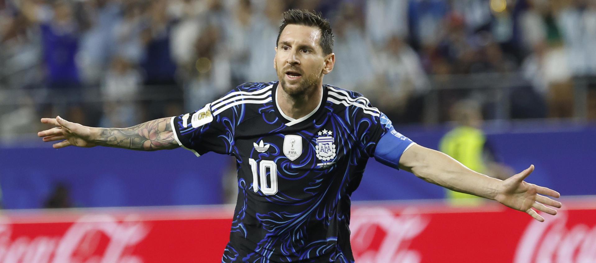 Lionel Messi de Argentina celebra su gol este sábado