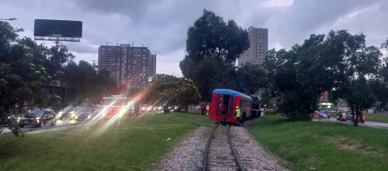 Locomotora del tren de la Sabana, descarrilada esta tarde