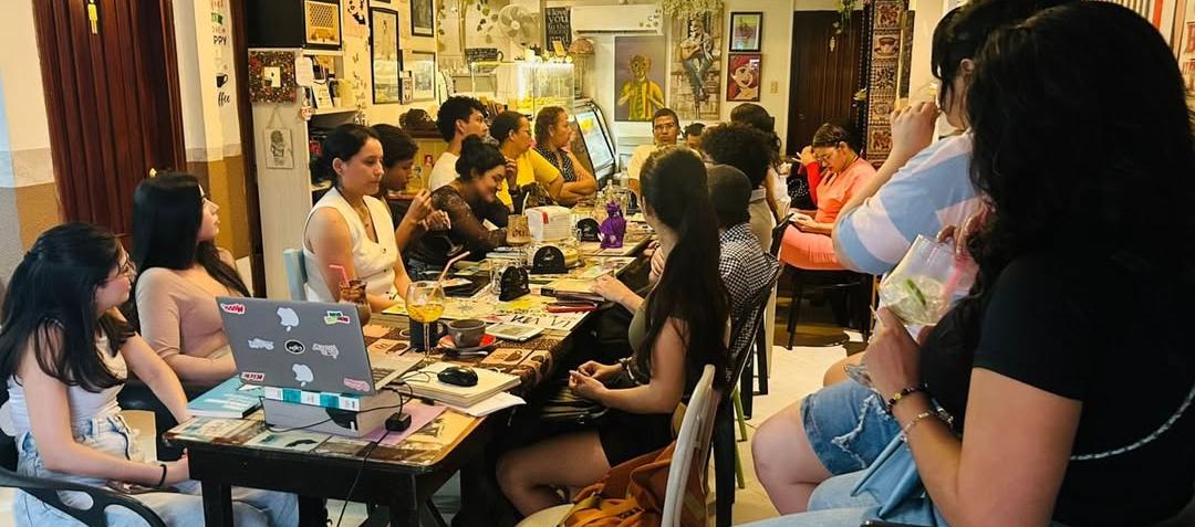 Miembros del club 'Almas lectoras' durante una sesión de lectura colectiva