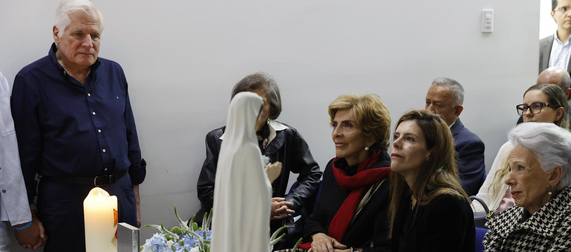 Miguel Uribe Londoño (i), y María Carolina Hoyos Turbay.