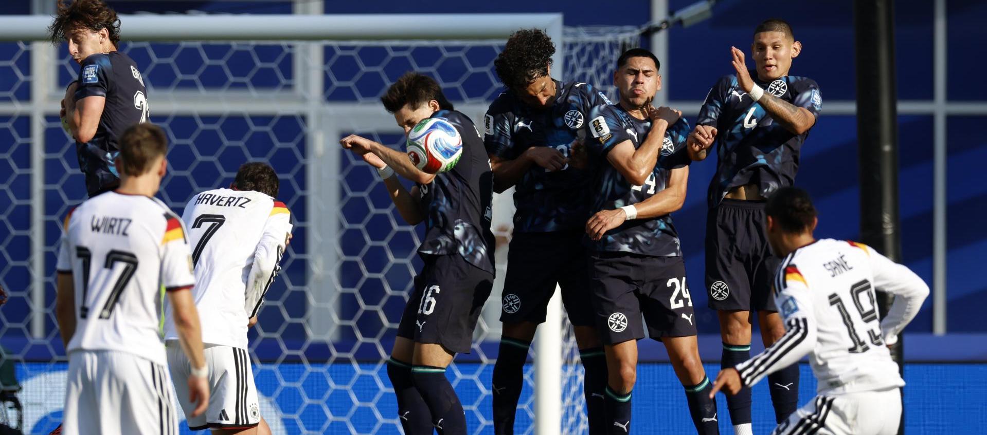 Aspecto del juego de esta tarde entre Alemania y Paraguay. 
