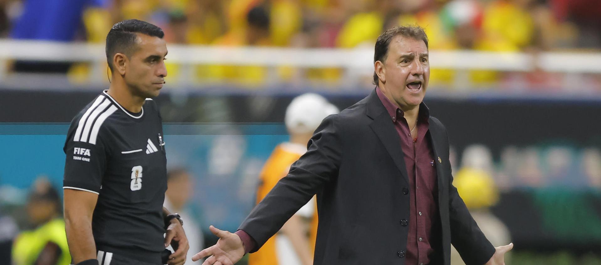  Néstor Lorenzo dirigiendo ante Congo