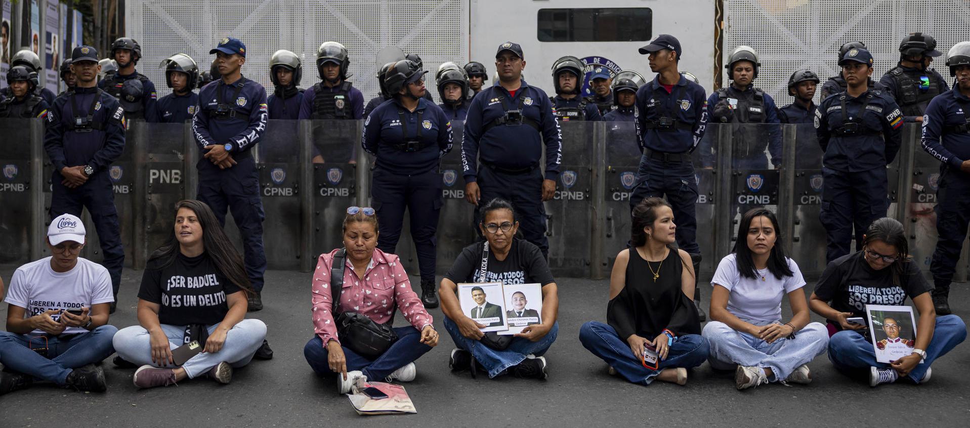 Personas esperan en las inmediaciones de la cárcel El Helicoide. 