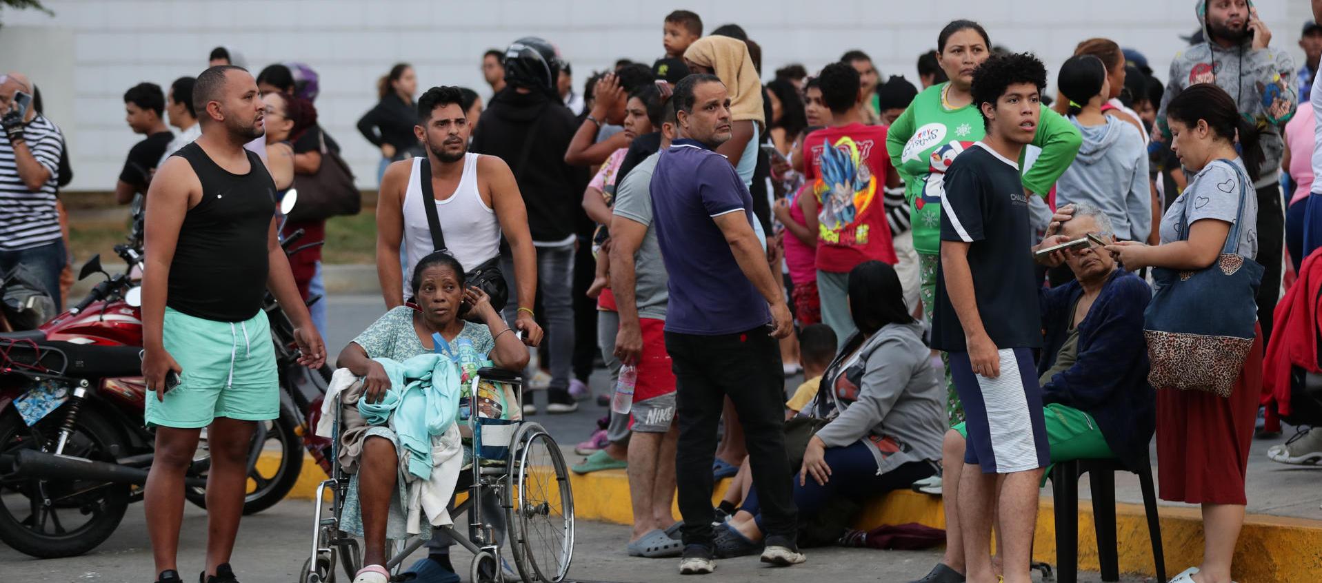 Personas evacúan edificios
