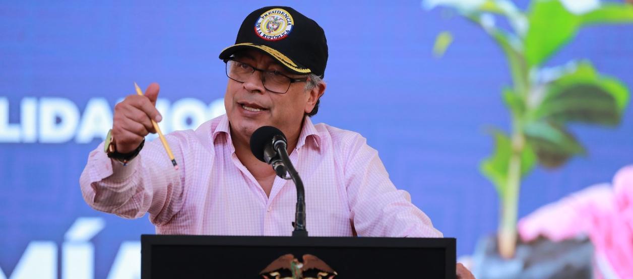 Petro ordena "ofensiva total" contra disidencias de las FARC en el suroeste de Colombia