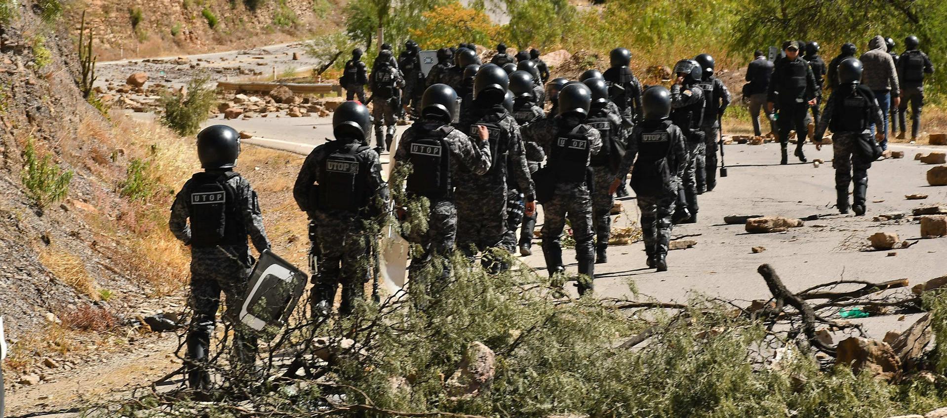 Policía y militares realizan limpieza de las vías tras protestas