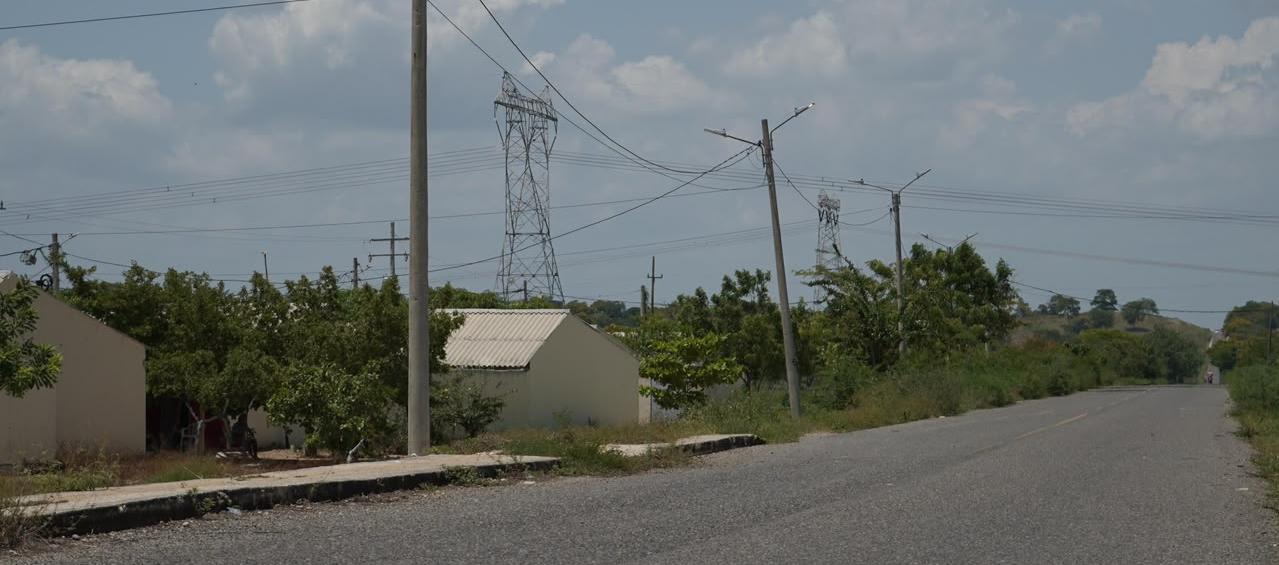 Proyecto de iluminación solar en la vía Manatí-Carreto 