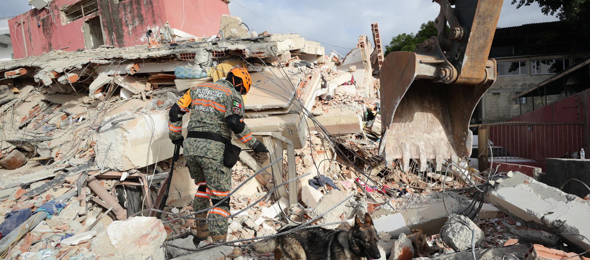 Rescatista en zona afectada en La Guaira.