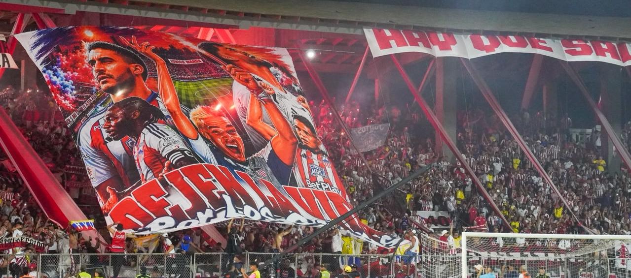 El tifo que le dedicó la barra de Los Kuervos al equipo.