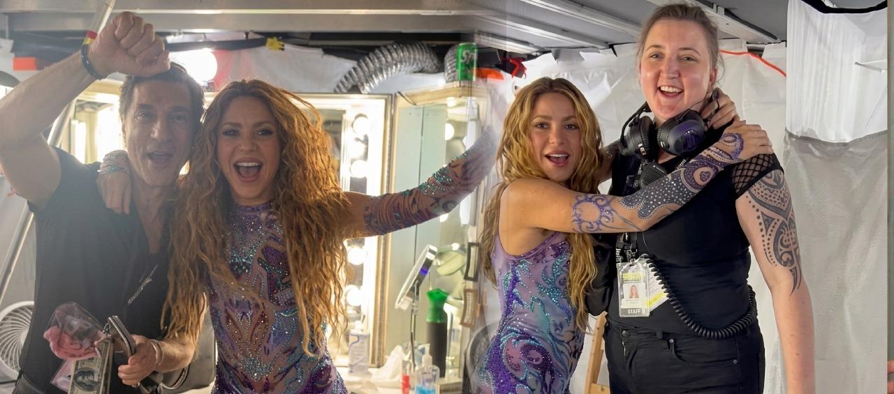 Shakira celebró con su equipo de trabajo. 