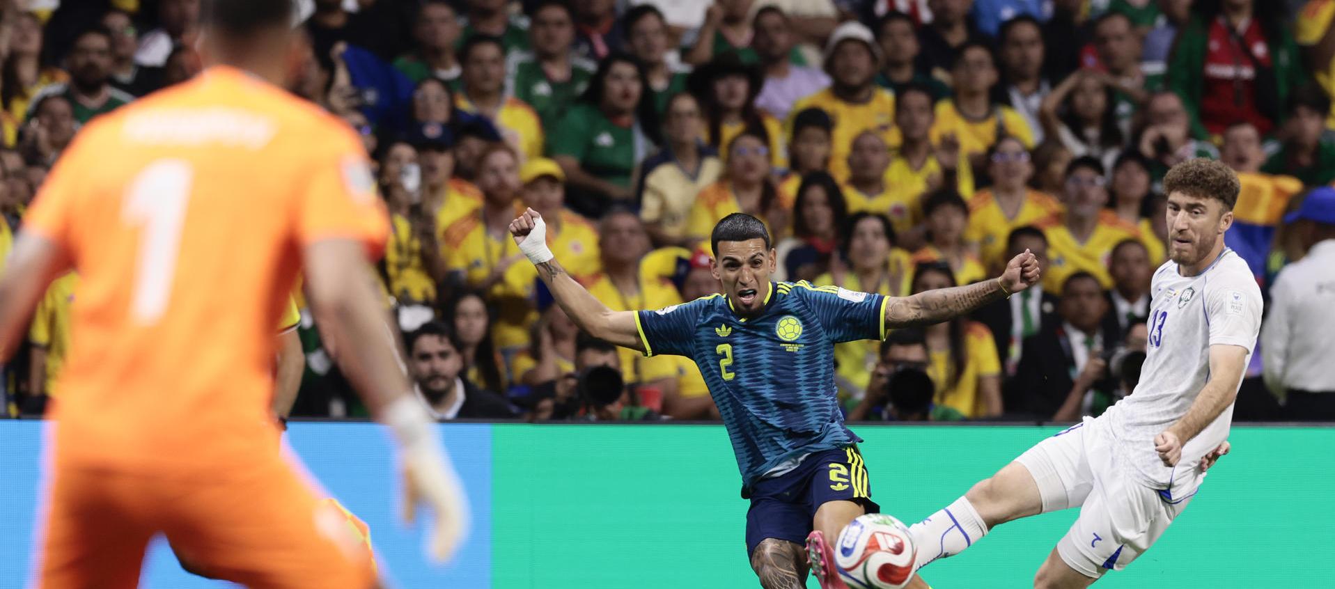 Sherzod Nasrullaev (d) de Uzbekistán disputa un balón con Daniel Muñoz 