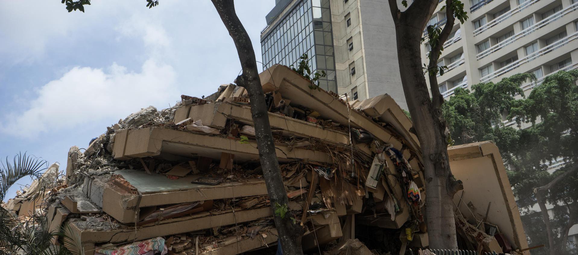 Un edificio derrumbado por terremotos