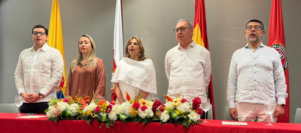    María Elizabeth García González, presidenta nacional de la Universidad Libre; César López Meza, rector nacional; Beatriz Tovar Carrasquilla, rectora de la seccional Barranquilla; Milton Chávez García, censor nacional; y César Cano Mendoza, decano de la facultad en la ceremonia.  