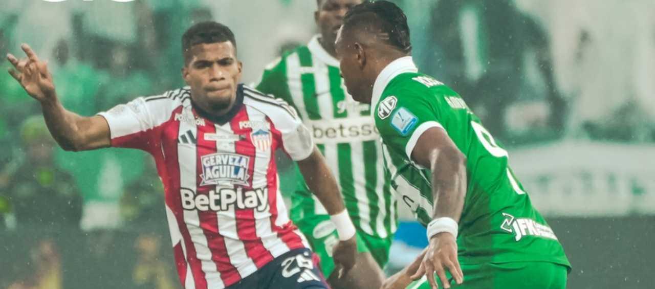 Yeison Suárez marcando a Alfredo Morelos.
