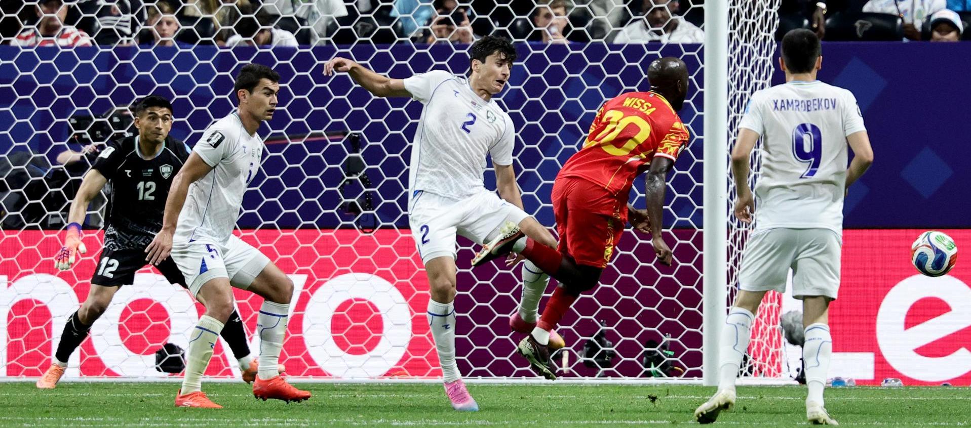 Abdukodir Khusanov cometió un penal a Yoane Wissa, una de las figuras del Congo.
