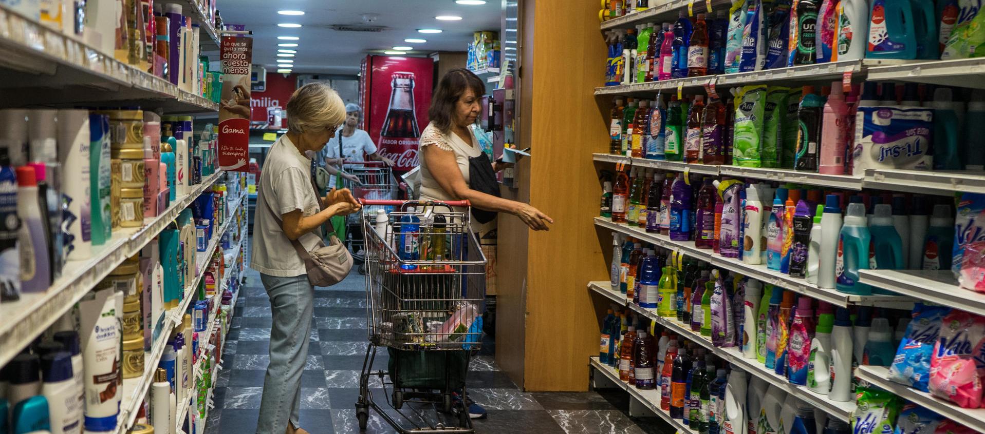 Caraqueños se abastecen de insumos básicos de mercado. 