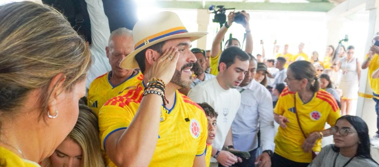 El candidato Abelardo De la Espriella, con la camiseta de la Selección Colombia y su saludo característico.