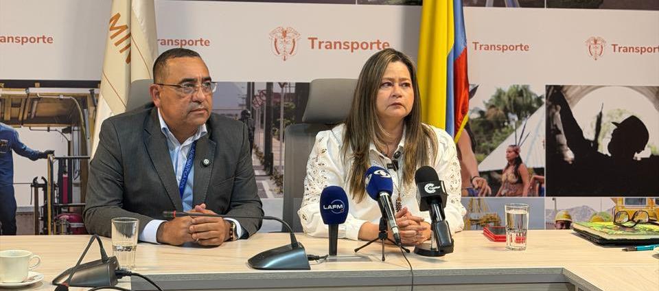 Luis Alfonso Martínez Chimenty, director de la Aerocivil; y María Fernanda Rojas, ministra de Transporte.