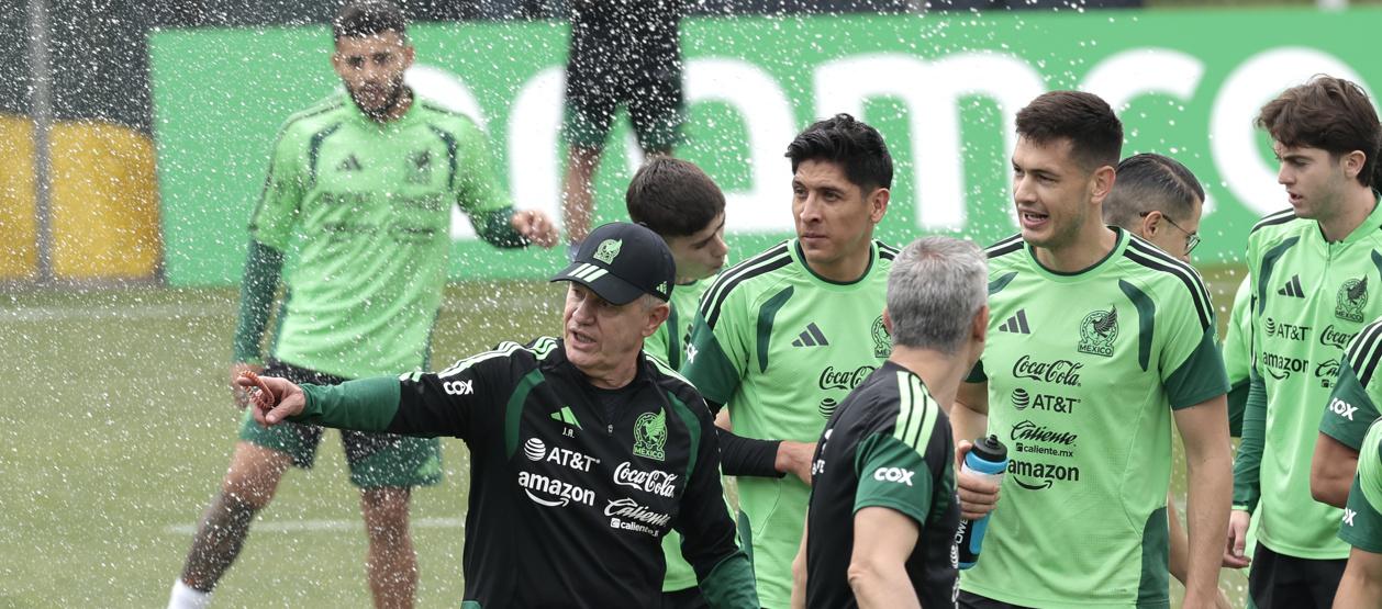 Javier Aguirre, técnico de México, durante una práctica previa al debut.
