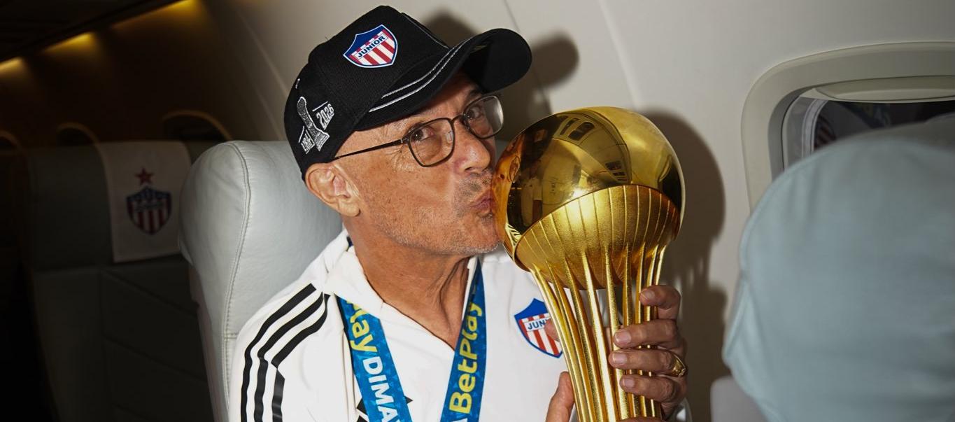Alfredo Arias y una foto que ya es tradicional: con el trofeo en el avión de regreso a Barranquilla. 
