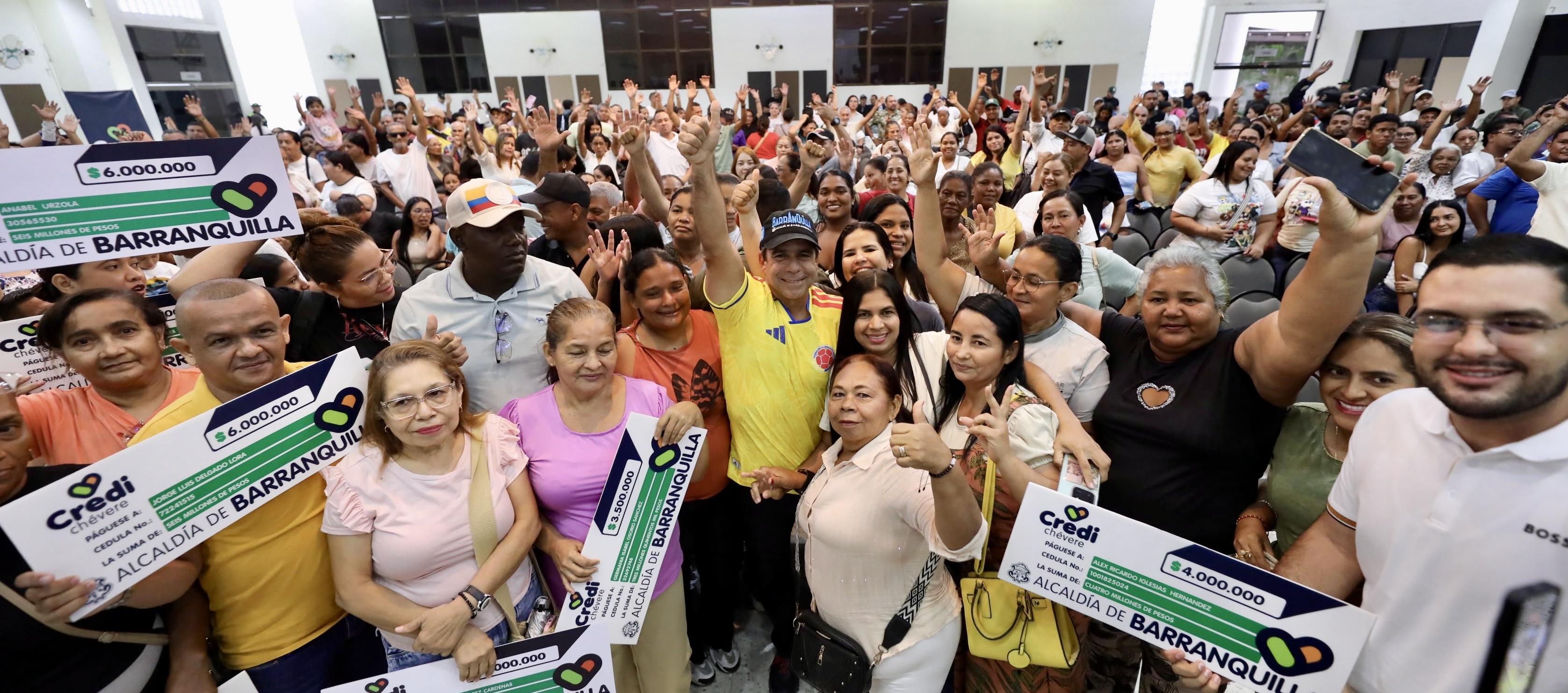 Alcalde Alejandro Char durante la entrega de los créditos a los emprendedores.
