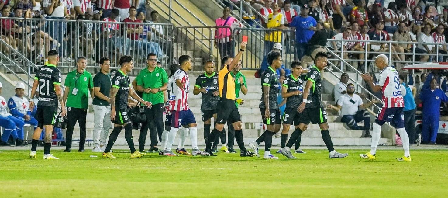 Carlos Betancur mostrándole la tarjeta roja a Jermein Peña. 