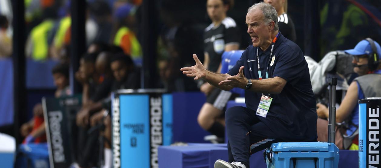 Marcelo Bielsa, entrenador de la selección uruguaya. 
