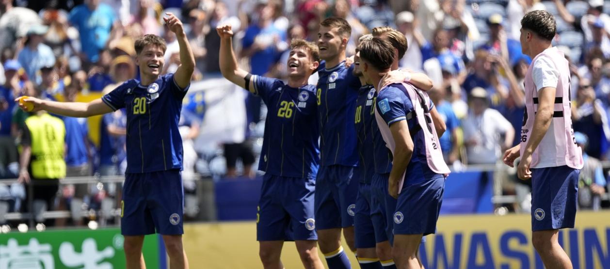 La celebración de los jugadores de Bosnia y Herzegovina tras su triunfo sobre Catar.