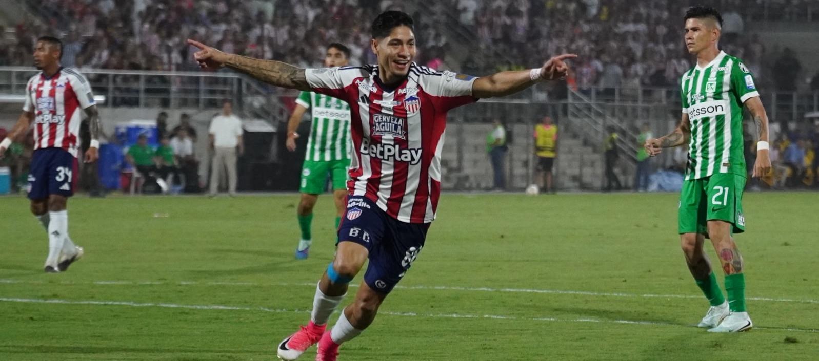 Bryan Castrillón celebra tras marcar el primer gol de Junior ante Nacional.