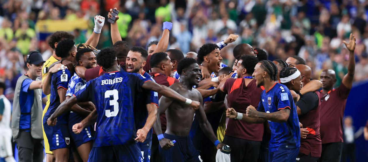Jugadores de Cabo Verde celebran su clasificación a dieciseisavos de final. 