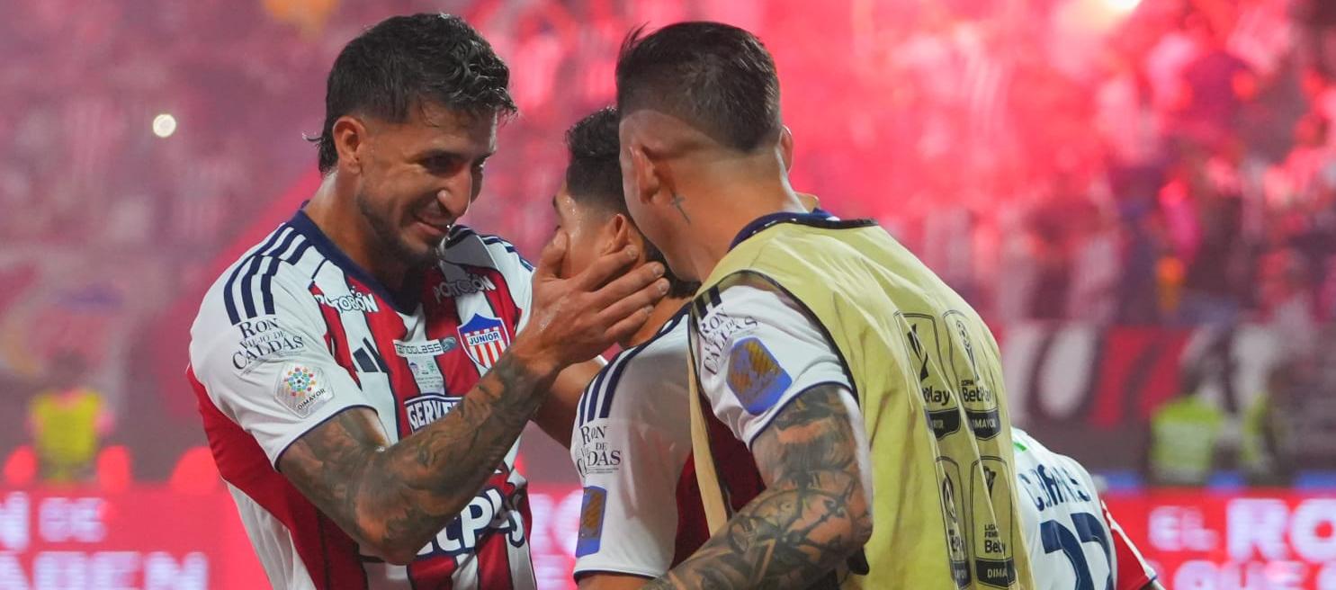 Daniel Rivera felicita a Bryan Castrillón, autor del primer gol ante Nacional.