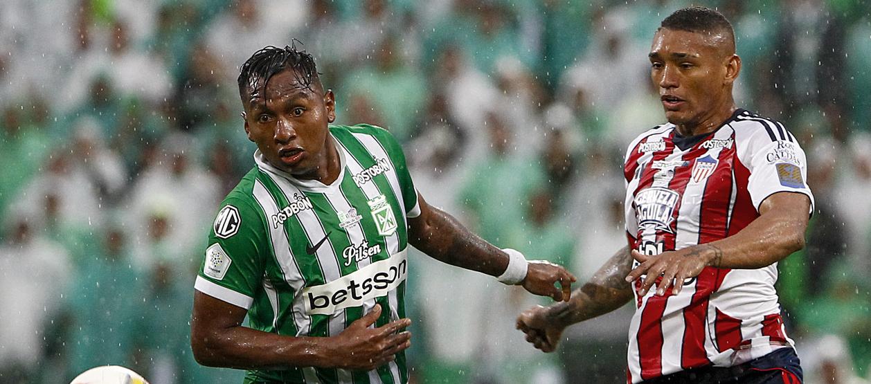 Alfredo Morelos disputa una pelota con Jermein Peña.