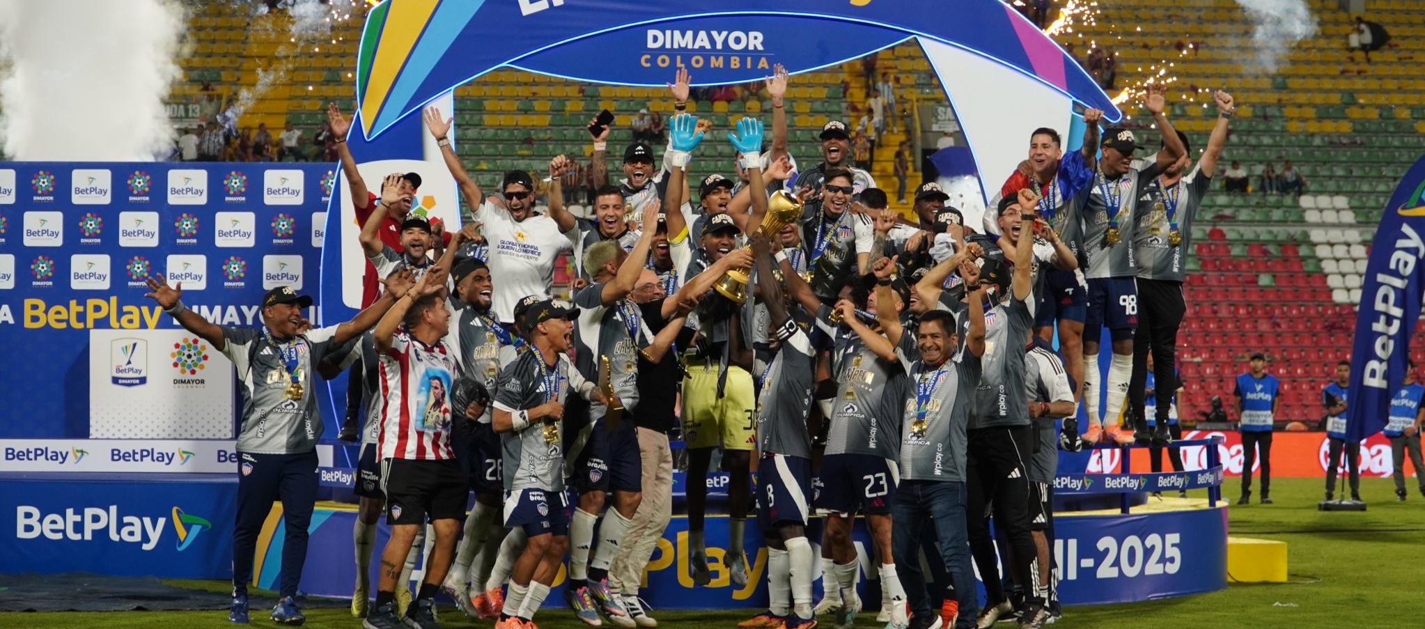 La celebración de Junior tras conquistar la undécima estrella ante Tolima, en Ibagué.