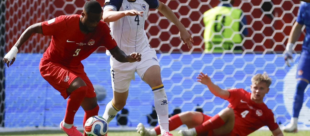 Cyle Larin, autor del gol del empate de Canadá ante Bosnia y Herzegovina.