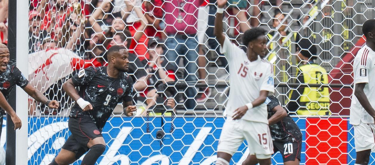 Cyle Larin inicia su celebración tras marcar el primer gol de Canadá.