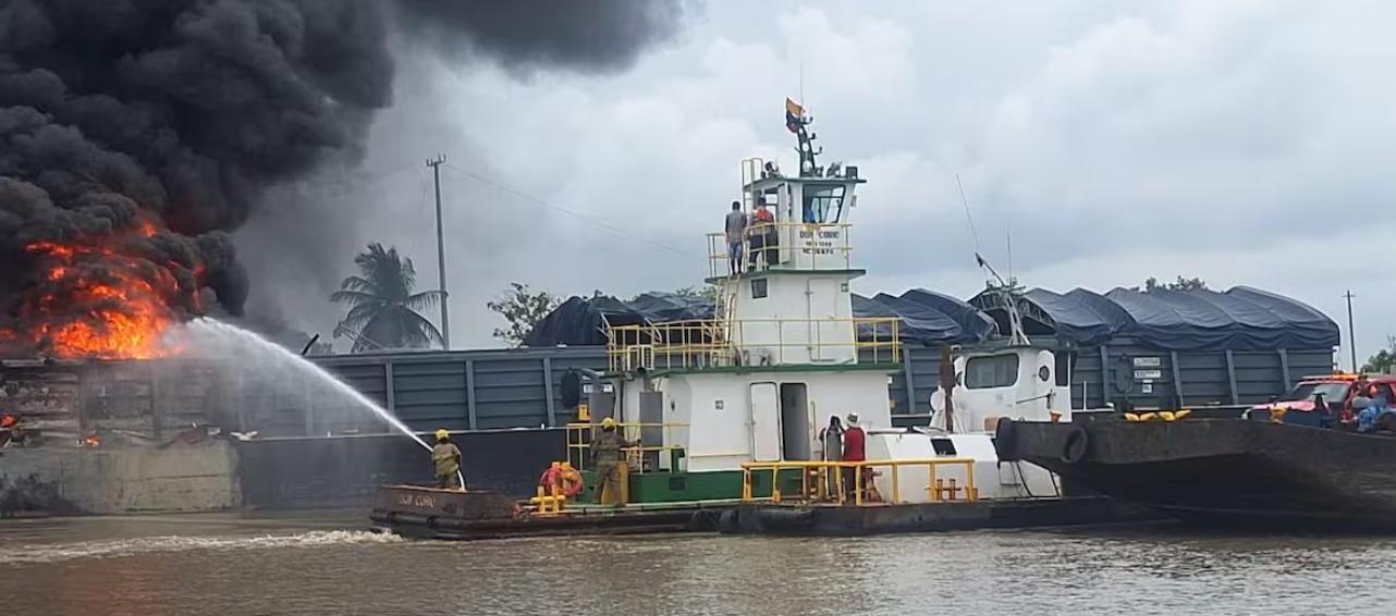 Guardacostas de la Armada Nacional atendiendo la emergencia. 