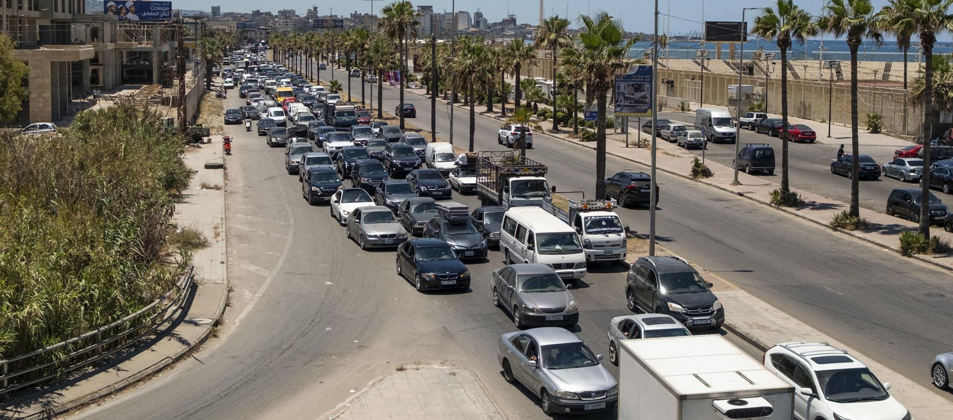 Centenares de vehículos colapsan este viernes la carretera que une la ciudad meridional de Sidón con Beirut. 