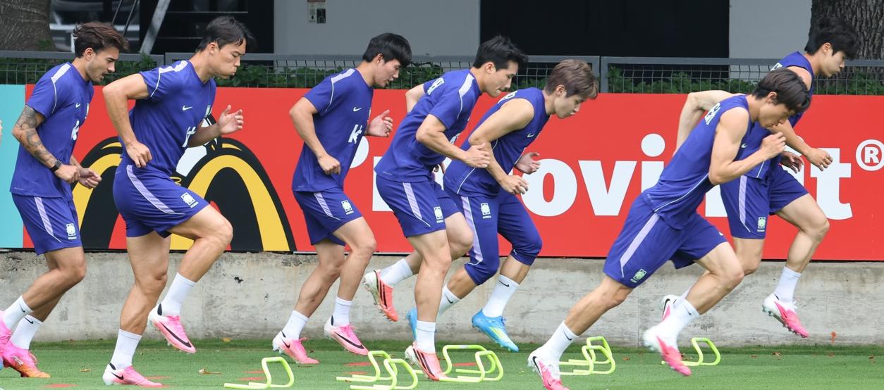Integrantes de la selección de Corea del Sur durante un entrenamiento.