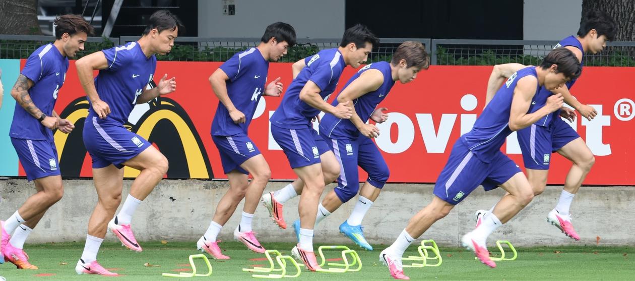 Integrantes de la selección de Corea del Sur durante un entrenamiento.