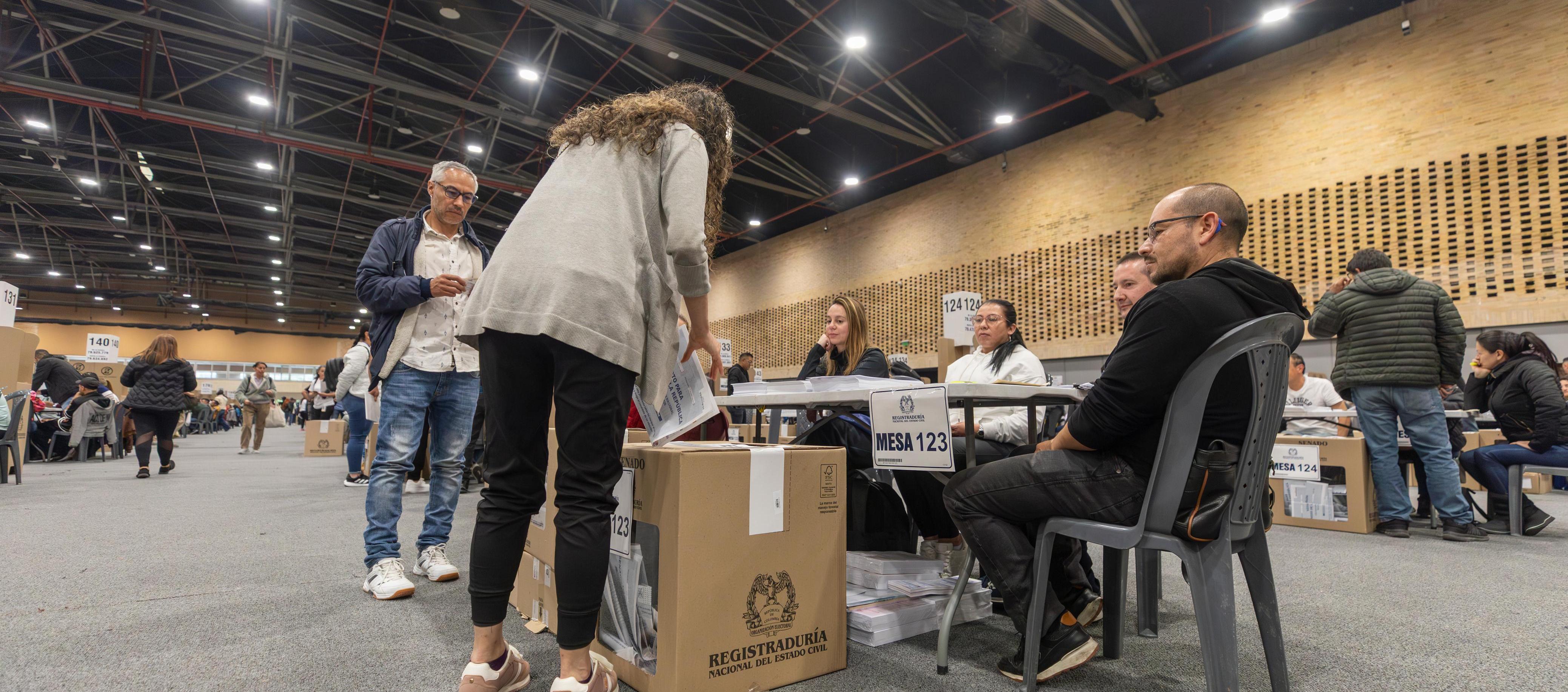 Comisiones escrutadoras verifican los votos de las elecciones del 31 de mayo.