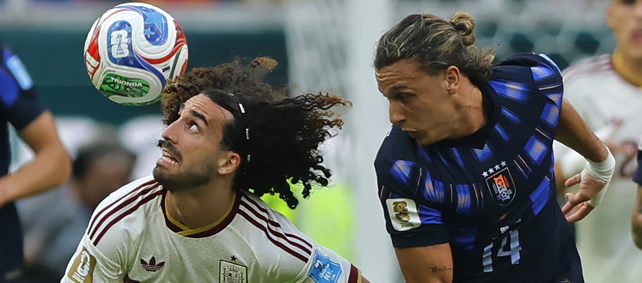 Marc Cucurella disputa el balón con el uruguayo Agustín Canobbio.
