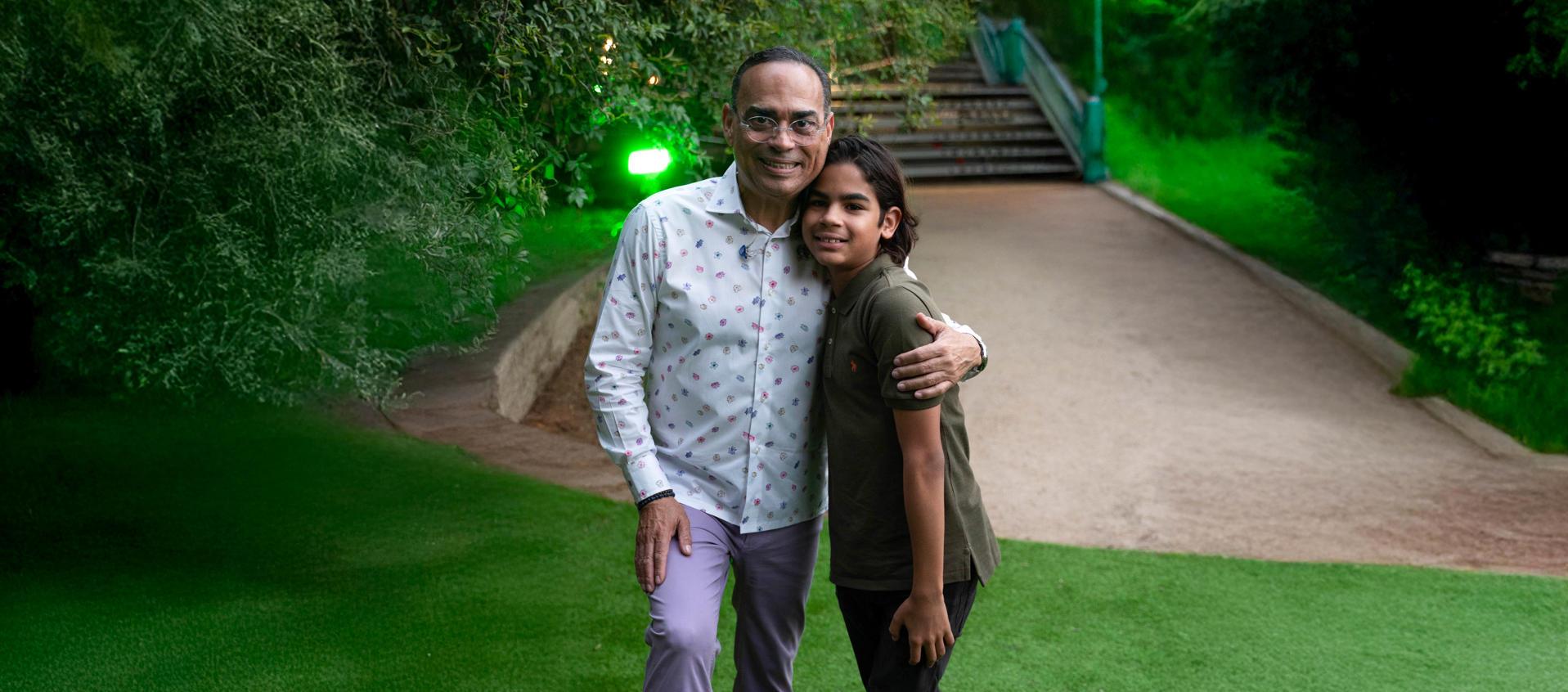  Gilberto Santa Rosa junto a su nieto Ian Marco.