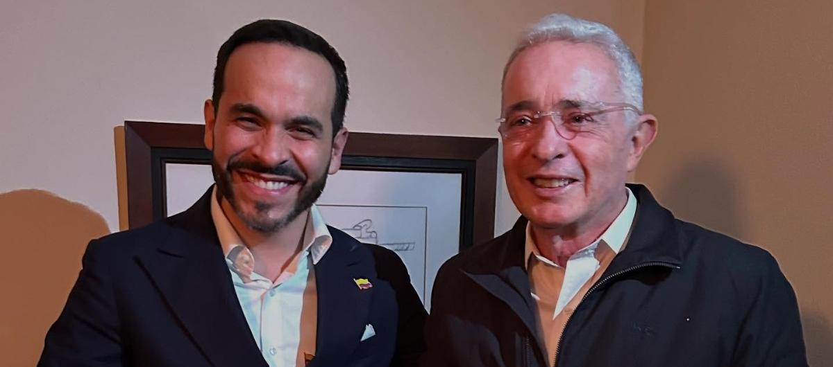 (Izq. a Der.) Abelardo De la Espriella y Álvaro Uribe Vélez. 
